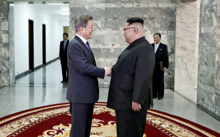 26日、板門店で会談した韓国の文在寅大統領(左)と北朝鮮の金正恩委員長=韓国大統領府提供 26日、板門店で会談した韓国の文在寅大統領(左)と北朝鮮の金正恩委員長=韓国大統領府提供