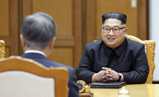 26日、板門店で会談する南北首脳=韓国大統領府提供 26日、板門店で会談する南北首脳=韓国大統領府提供