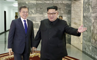 26日、板門店で会談する南北首脳=韓国大統領府提供 26日、板門店で会談する南北首脳=韓国大統領府提供