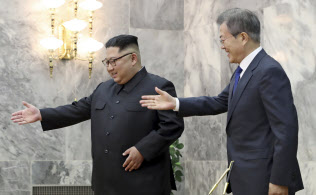 板門店で会談する南北首脳(26日、韓国大統領府提供) 板門店で会談する南北首脳(26日、韓国大統領府提供)