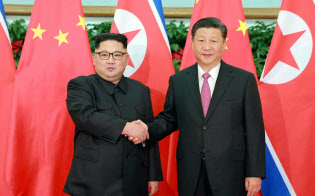金正恩氏(左)は習近平氏との間で米朝会談の対応を協議するとみられる(コリアメディア提供)=共同 金正恩氏(左)は習近平氏との間で米朝会談の対応を協議するとみられる(コリアメディア提供)=共同
