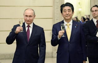 モスクワのボリショイ劇場で乾杯するロシアのプーチン大統領（左）と安倍首相＝26日（共同）