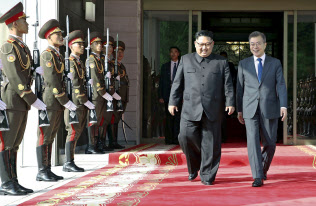 板門店で南北首脳会談を開いた韓国の文在寅大統領(右)と北朝鮮の金正恩委員長(26日)=韓国大統領府提供・共同 板門店で南北首脳会談を開いた韓国の文在寅大統領(右)と北朝鮮の金正恩委員長(26日)=韓国大統領府提供・共同
