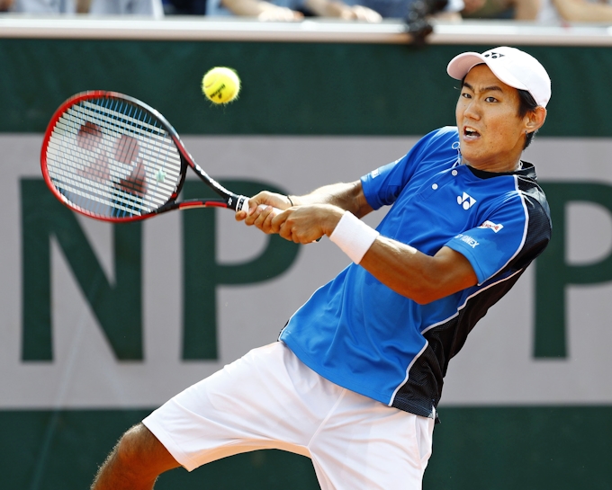 全仏テニス 西岡惜敗 女子で連覇狙うオスタペンコ初戦敗退 日本経済新聞