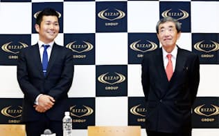 RIZAPグループのCOO就任が決まり記者会見する松本晃カルビー会長兼CEO(右)。左は同グループの瀬戸健社長（28日午後、東京・丸の内）