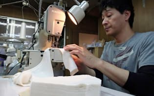 野間真縫工所の江木代表は1月に父親から事業を承継した（大阪市）
