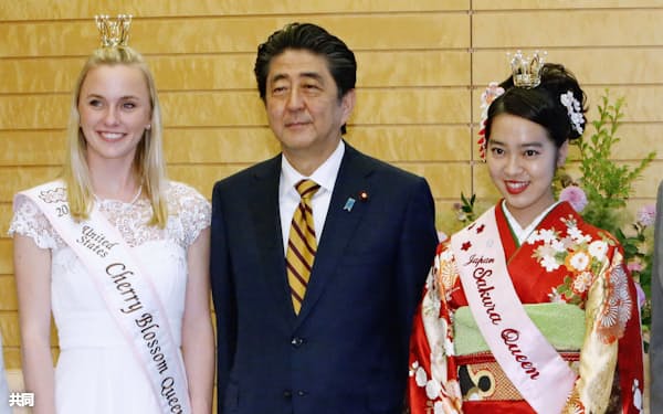 全米さくらの女王のマーガレット・オメーラさん(左)と面会する安倍首相。右は日本さくらの女王の竹中理沙子さん(29日午後、首相官邸)=共同