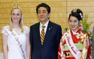 全米さくらの女王のマーガレット・オメーラさん(左)と面会する安倍首相。右は日本さくらの女王の竹中理沙子さん(29日午後、首相官邸)=共同 全米さくらの女王のマーガレット・オメーラさん(左)と面会する安倍首相。右は日本さくらの女王の竹中理沙子さん(29日午後、首相官邸)=共同