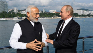 21日、ソチ(ロシア)沿岸の船上で談笑するモディ首相(左)とプーチン・ロシア大統領(インド政府提供) 21日、ソチ(ロシア)沿岸の船上で談笑するモディ首相(左)とプーチン・ロシア大統領(インド政府提供)