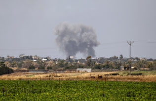 イスラエル軍の報復攻撃を受け、パレスチナ自治区ガザから黒煙が上がる(5月29日)=AP イスラエル軍の報復攻撃を受け、パレスチナ自治区ガザから黒煙が上がる(5月29日)=AP