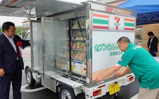 セブン―イレブンの移動販売車にはおにぎりや冷凍食品などが積み込まれている（30日、愛知県新城市）