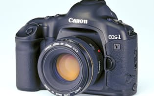 販売を終了したキヤノンのフィルム一眼レフカメラ「EOS-1v」=共同