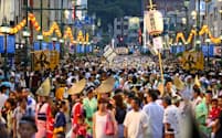 徳島市は例年以上の盛り上がりを目指すが…（2017年夏の阿波おどり、徳島市提供）