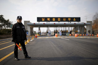 開城工業団地は南北経済協力の象徴的な存在(団地に向かう韓国側の道路)=ロイター 開城工業団地は南北経済協力の象徴的な存在(団地に向かう韓国側の道路)=ロイター