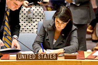 1日、拒否権を行使し、対抗案を出した米国のヘイリー国連大使(ニューヨークの国連本部)=ロイター 1日、拒否権を行使し、対抗案を出した米国のヘイリー国連大使(ニューヨークの国連本部)=ロイター