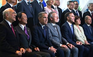 記念撮影に応じる主要7カ国（G7）財務相ら=ロイター