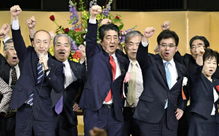 自民党滋賀県連大会で気勢を上げる安倍首相(中央)ら=2日午前、大津市(共同) 自民党滋賀県連大会で気勢を上げる安倍首相(中央)ら=2日午前、大津市(共同)