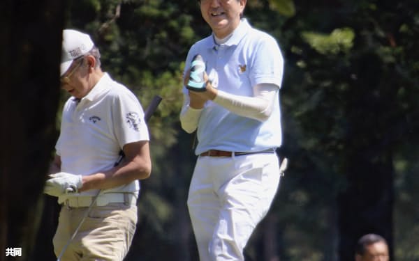 友人らとゴルフを楽しむ安倍首相(3日午前、東京都昭島市のゴルフ場)=共同