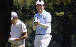 友人らとゴルフを楽しむ安倍首相(3日午前、東京都昭島市のゴルフ場)=共同 友人らとゴルフを楽しむ安倍首相(3日午前、東京都昭島市のゴルフ場)=共同