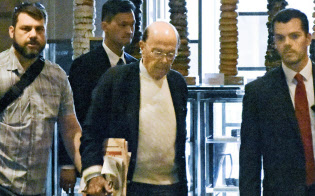 北京市内のホテルに到着したロス米商務長官(2日)=共同 北京市内のホテルに到着したロス米商務長官(2日)=共同