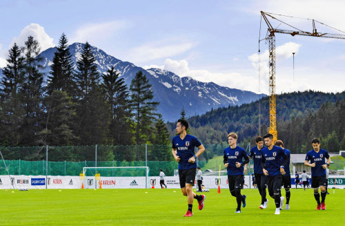 本格的に練習スタート サッカー日本代表 日本経済新聞 本格的に練習スタート サッカー日本代表 日本経済新聞