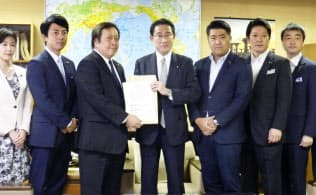 自民党の小泉進次郎筆頭副幹事長(左から2人目)らから提言を受け取る岸田政調会長=中央(6月1日午後、党本部)=共同 自民党の小泉進次郎筆頭副幹事長(左から2人目)らから提言を受け取る岸田政調会長=中央(6月1日午後、党本部)=共同