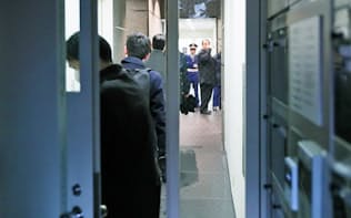 立ち入り検査でコインチェックが入居するビルに入った金融庁の職員（2月、東京都渋谷区）