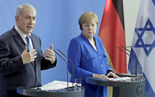 記者会見するメルケル独首相(右)とイスラエルのネタニヤフ首相=AP 記者会見するメルケル独首相(右)とイスラエルのネタニヤフ首相=AP
