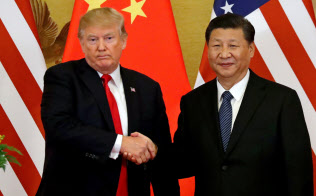 トランプ米大統領(左)は中国の習近平国家主席に貿易戦争を仕掛ける=ロイター トランプ米大統領(左)は中国の習近平国家主席に貿易戦争を仕掛ける=ロイター
