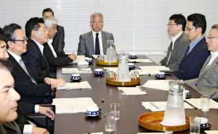 衆院憲法審査会の幹事懇談会では、公職選挙法改正に合わせた国民投票法の見直しを協議した(5月24日)=共同 衆院憲法審査会の幹事懇談会では、公職選挙法改正に合わせた国民投票法の見直しを協議した(5月24日)=共同