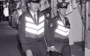 発砲事件が続き、繁華街をパトロールする警察官（1994年10月6日、北九州市小倉北区）