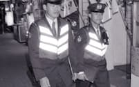 発砲事件が続き、繁華街をパトロールする警察官（1994年10月6日、北九州市小倉北区）