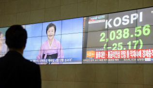 北朝鮮による核実験でも、韓国の株価指数は小幅な下落にとどまった(9日、ソウル市内)=共同 北朝鮮による核実験でも、韓国の株価指数は小幅な下落にとどまった(9日、ソウル市内)=共同