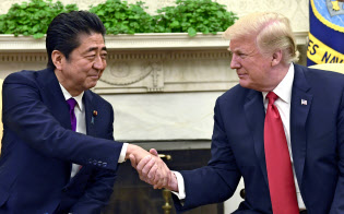 ホワイトハウスで会談する安倍首相(左)とトランプ米大統領(7日、ワシントン)=AP ホワイトハウスで会談する安倍首相(左)とトランプ米大統領(7日、ワシントン)=AP