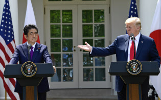 ホワイトハウスで共同記者会見する安倍首相(左)とトランプ米大統領(7日、ワシントン)=AP ホワイトハウスで共同記者会見する安倍首相(左)とトランプ米大統領(7日、ワシントン)=AP