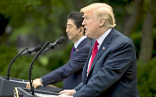 ホワイトハウスで記者会見するトランプ米大統領(7日、ワシントン)=AP ホワイトハウスで記者会見するトランプ米大統領(7日、ワシントン)=AP