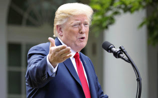 安倍首相との共同記者会見で発言するトランプ米大統領(7日、ワシントンのホワイトハウス)=共同 安倍首相との共同記者会見で発言するトランプ米大統領(7日、ワシントンのホワイトハウス)=共同