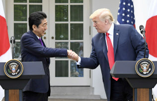 共同記者会見で握手する安倍首相とトランプ米大統領=7日、ワシントンのホワイトハウス(共同) 共同記者会見で握手する安倍首相とトランプ米大統領=7日、ワシントンのホワイトハウス(共同)
