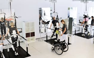 医療用の装着型ロボット「HAL」の導入はドイツなど海外が先行している（サイバーダイン提供）