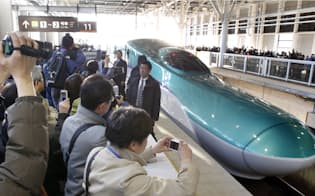 開業時はフィーバーしたが…（2016年3月、JR新函館北斗駅を出発する一番列車）