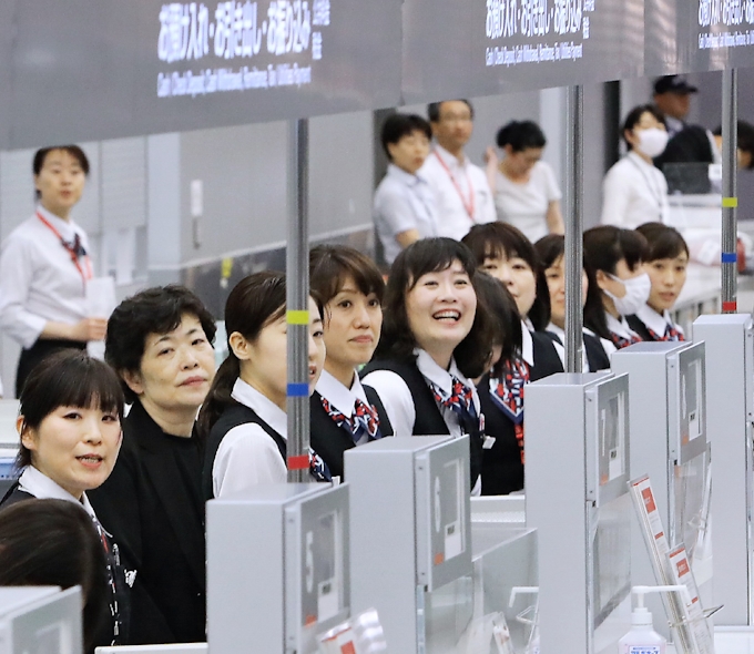 57年間ありがとう 旧東海銀本店ビル営業終了 日本経済新聞