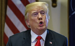 トランプ氏は「貿易で戦う」と宣言している=AP トランプ氏は「貿易で戦う」と宣言している=AP