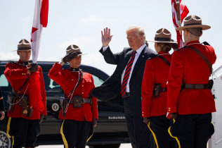 主要7カ国(G7)首脳会議に出席するためカナダに到着したトランプ米大統領(8日)=AP 主要7カ国(G7)首脳会議に出席するためカナダに到着したトランプ米大統領(8日)=AP