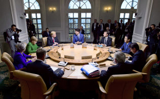 シャルルボワ・サミットで討議するG7首脳=AP シャルルボワ・サミットで討議するG7首脳=AP