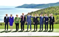 集合写真に納まる（左から）EUのトゥスク大統領、メイ英首相、メルケル独首相、トランプ米大統領、カナダのトルドー首相、マクロン仏大統領、安倍首相、イタリアのコンテ首相、ユンケル欧州委員長（8日、カナダ・シャルルボワ=代表撮影・共同