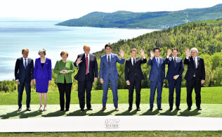 集合写真に納まる(左から)EUのトゥスク大統領、メイ英首相、メルケル独首相、トランプ米大統領、カナダのトルドー首相、マクロン仏大統領、安倍首相、イタリアのコンテ首相、ユンケル欧州委員長(8日、カナダ・シャルルボワ=代表撮影・共同 集合写真に納まる(左から)EUのトゥスク大統領、メイ英首相、メルケル独首相、トランプ米大統領、カナダのトルドー首相、マクロン仏大統領、安倍首相、イタリアのコンテ首相、ユンケル欧州委員長(8日、カナダ・シャルルボワ=代表撮影・共同