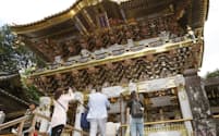 4年間の修復作業を終えた日光東照宮の陽明門は観光客でにぎわう（栃木県日光市）