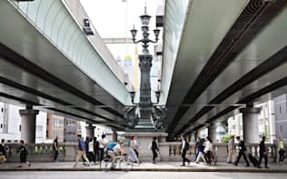 日本橋を覆って通る首都高速道路は地下化される計画（東京都中央区）