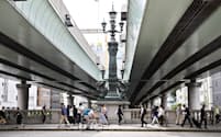 日本橋を覆って通る首都高速道路は地下化される計画（東京都中央区）