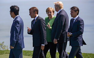 各国首脳と会話を交わすトランプ米大統領(右から2人目、8日、カナダ・シャルルボワ)=AP
各国首脳と会話を交わすトランプ米大統領(右から2人目、8日、カナダ・シャルルボワ)=AP